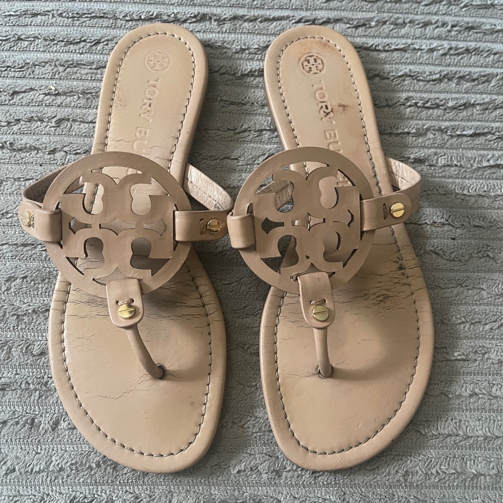 Tory Burch Tan Leather Sandals with Logo Medallion 👡 - Picture 2 of 4